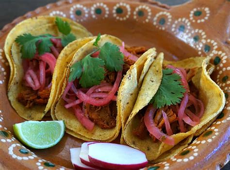  Cochinita Pibil: 慢燉香料豬肉，一口咬下便能感受濃郁的梅斯風味！